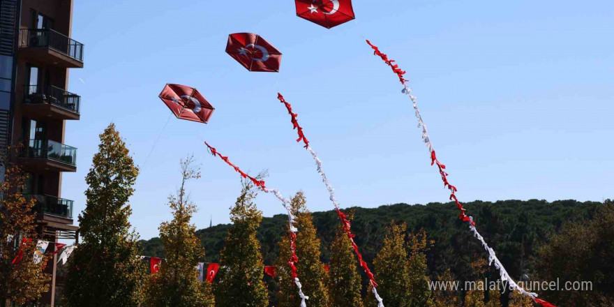 Binlerce uçurtma gökyüzünde süzüldü