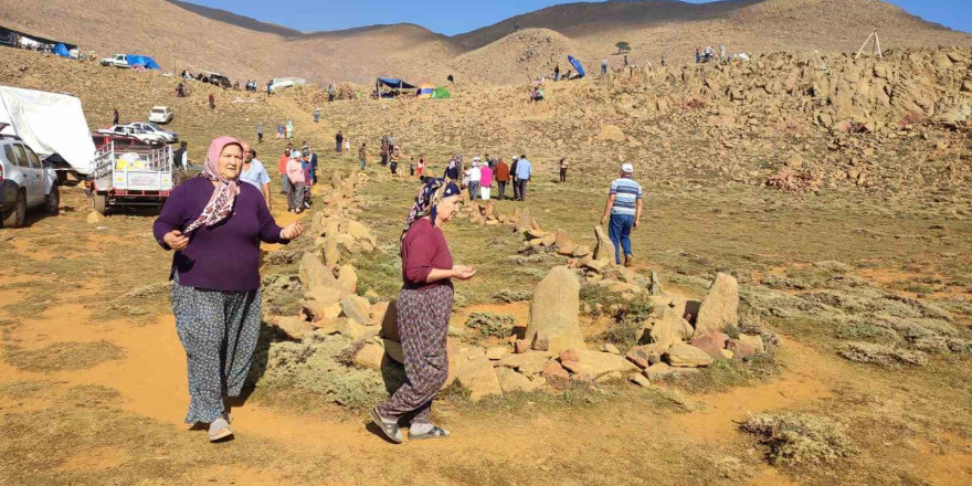 Binlerce Yörük 7 asırlık geleneği Sanrıdas Dağının 2300 rakımlı zirvesinde yaşattı