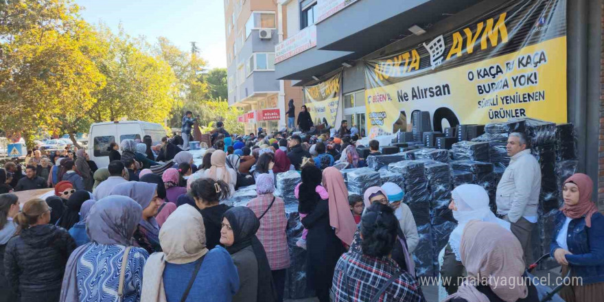 Bir züccaciye mağazasının 'ne alırsan 100 lira' kampanyası uzun kuyruklara neden oldu