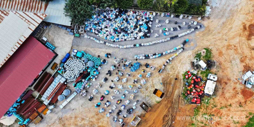 Birinci olabilmek için evlerinde 45 gün boyunca 15 ton atık biriktirdiler