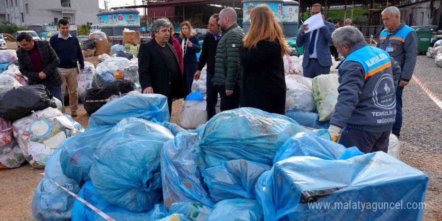 Birinci olabilmek için evlerinde 45 gün boyunca 15 ton atık biriktirdiler