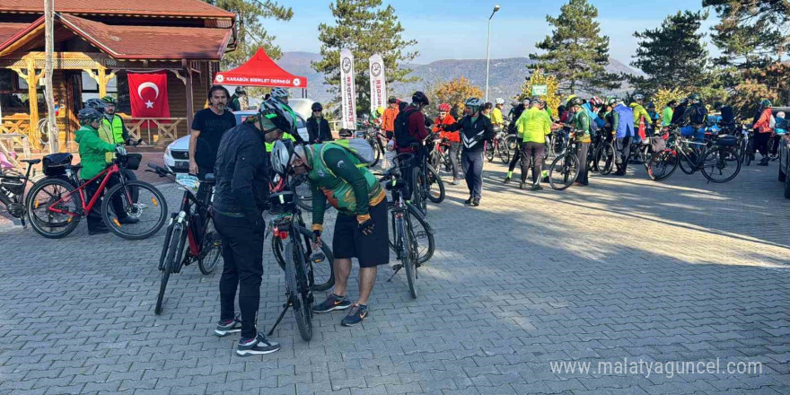 Bisikletseverler Yenice ormanlarında sonbahar renkleri için pedal çeviriyor