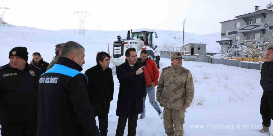 Bitlis Valisi Karakaya’dan karla mücadele ekiplerine ziyaret