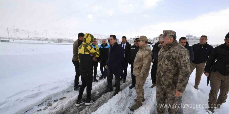 Bitlis Valisi Karakaya’dan karla mücadele ekiplerine ziyaret