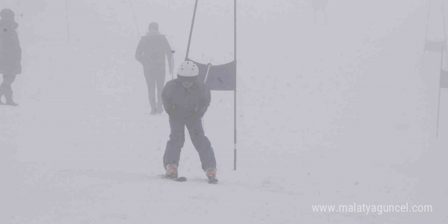 Bitlis’te “Alp Disiplini ve Snowboard İl Birinciliği Kayak Yarışması” yapıldı