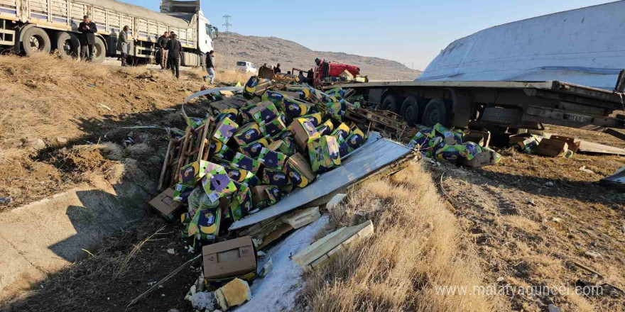 Bitlis’te devrilen tırın sürücüsü yarandı