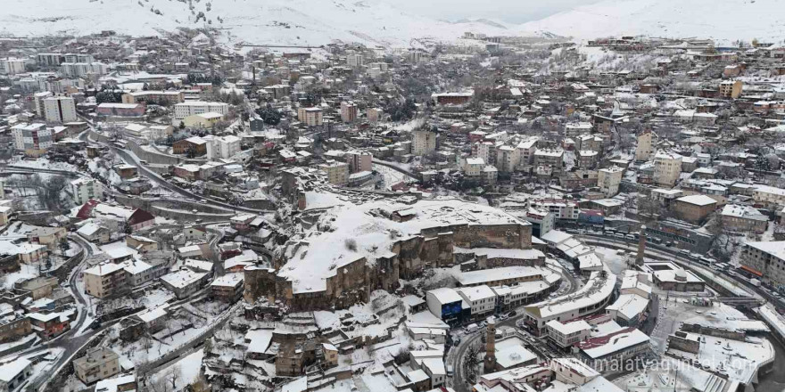 Bitlis’te eğitim öğretime kar engeli