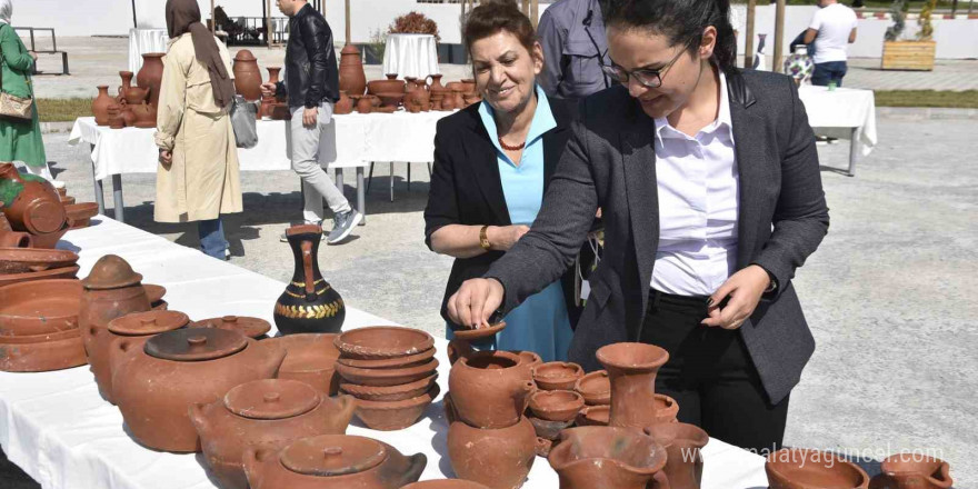 Bitlis’te el emeği göz nuru çanak çömlek sergisi açıldı