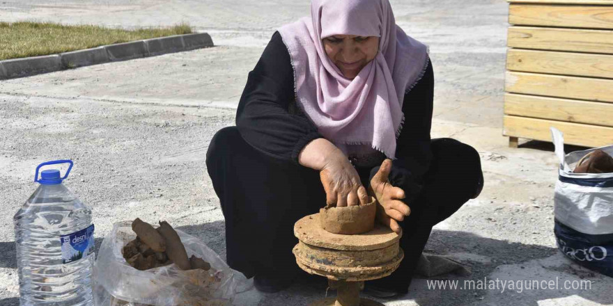 Bitlis’te el emeği göz nuru çanak çömlek sergisi açıldı