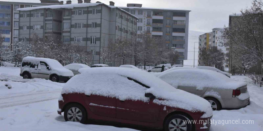 Bitlis’te kar 77 köy yolunu ulaşıma kapattı