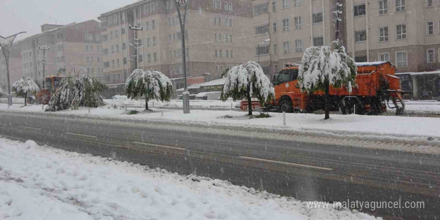 Bitlis’te kar yağışı: 84 köy yolu ulaşıma kapandı