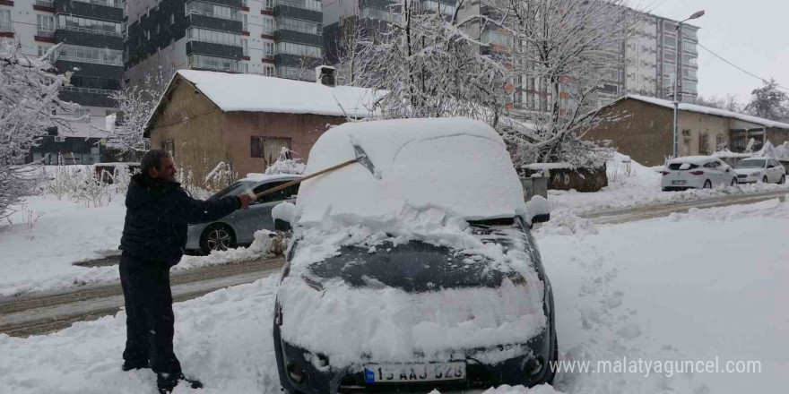 Bitlis’te kar yağışından dolayı 165 köy yolu ulaşıma kapandı