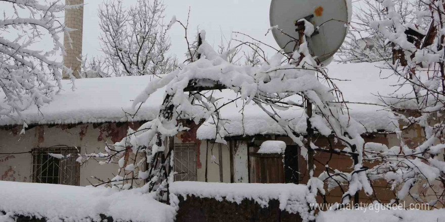 Bitlis’te kar yağışından dolayı 165 köy yolu ulaşıma kapandı