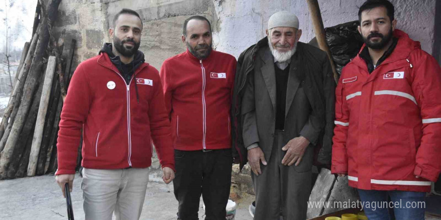 Bitlis’te Kızılay tarafından 1045 aileye gıda kolisi dağıttı