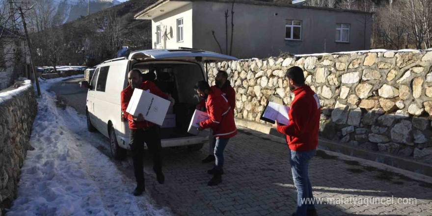 Bitlis’te Kızılay tarafından 1045 aileye gıda kolisi dağıttı