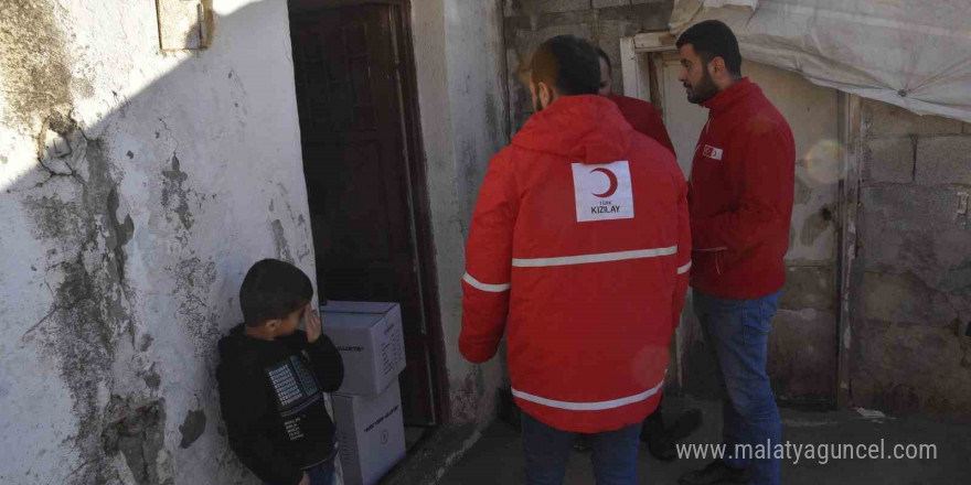 Bitlis’te Kızılay tarafından 1045 aileye gıda kolisi dağıttı