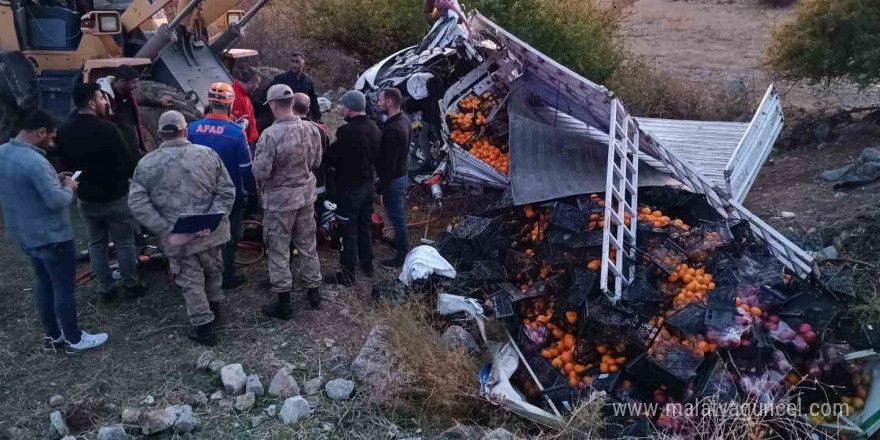 Bitlis’te meyve yüklü kamyonet devrildi: 1 ölü, 1 yaralı