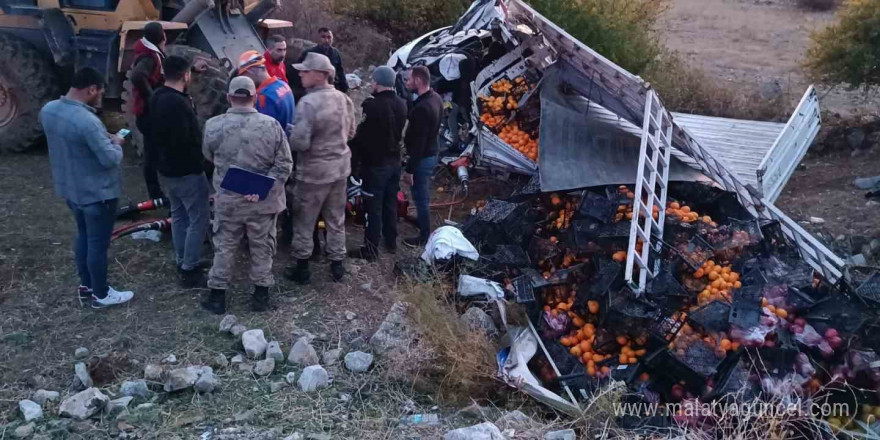 Bitlis’te meyve yüklü kamyonet devrildi: 1 ölü, 1 yaralı