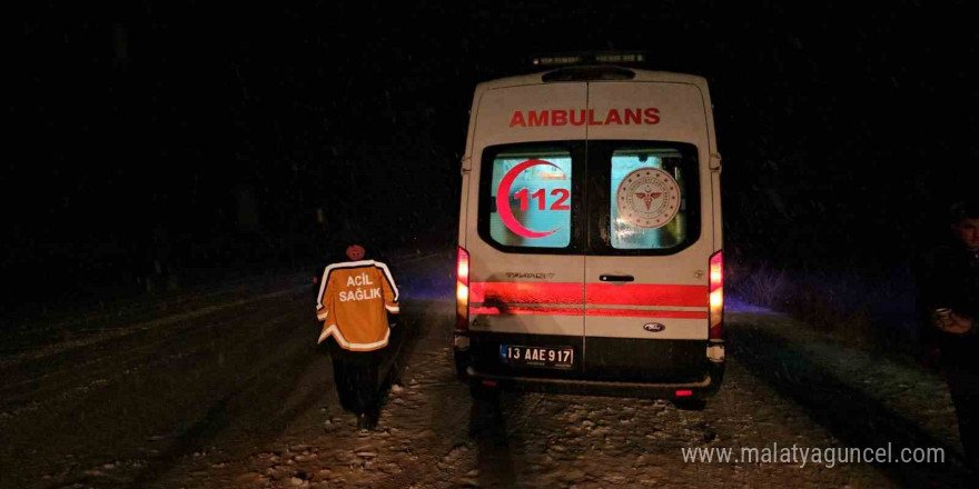 Bitlis’te minibüs takla attı: 3 yaralı