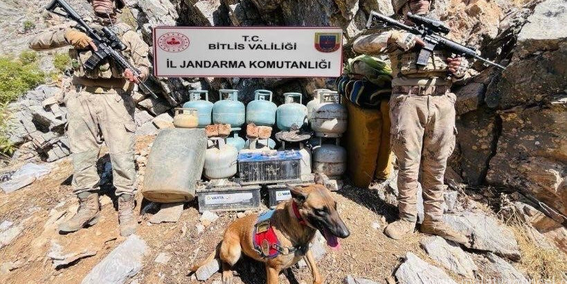 Bitlis’te terör örgütüne ait sığınakta çok sayıda malzeme ele geçirildi