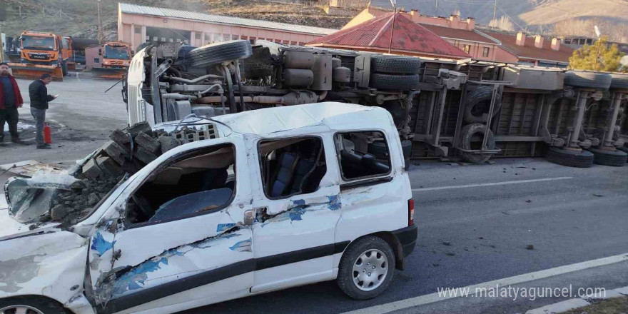 Bitlis’te tır devrildi: 2 yaralı