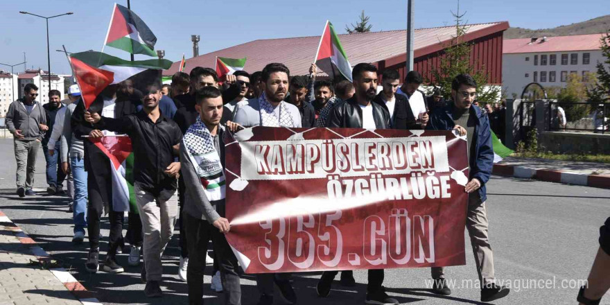 Bitlis’te üniversite öğrencileri İsrail saldırılarının yıldönümünde yürüyüş düzenledi