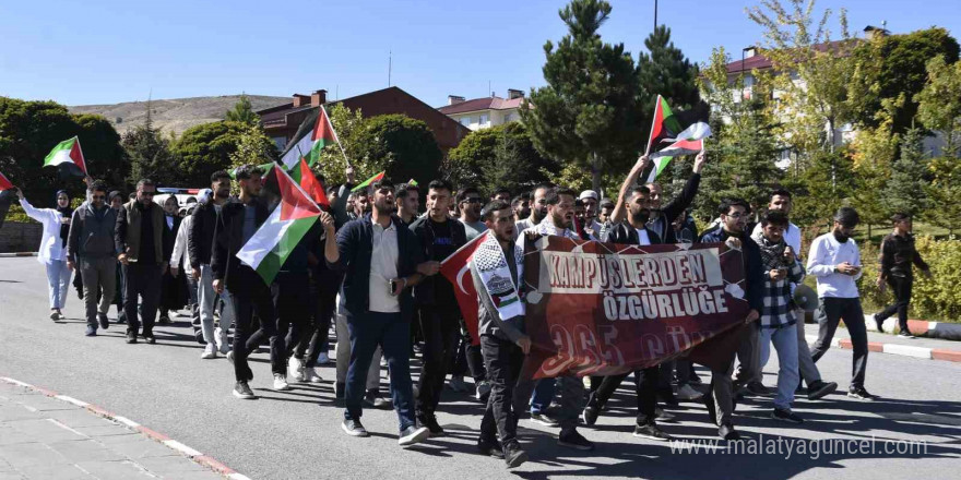 Bitlis’te üniversite öğrencileri İsrail saldırılarının yıldönümünde yürüyüş düzenledi