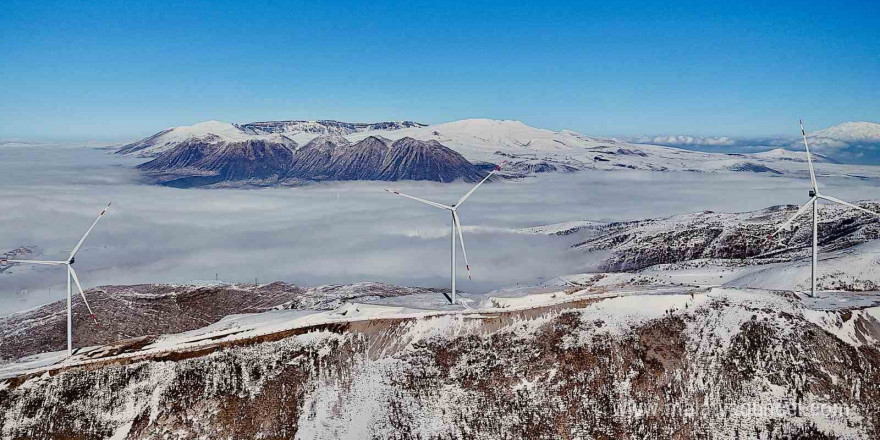 Bitlis’teki rüzgar güllerinin sisli dağlarla görüntüsü mest ediyor