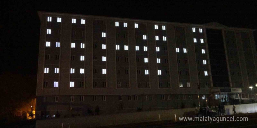 Bitlis’teki Suriyeli kız öğrenciler yurt ışıkları ile ‘Şam’ yazdı