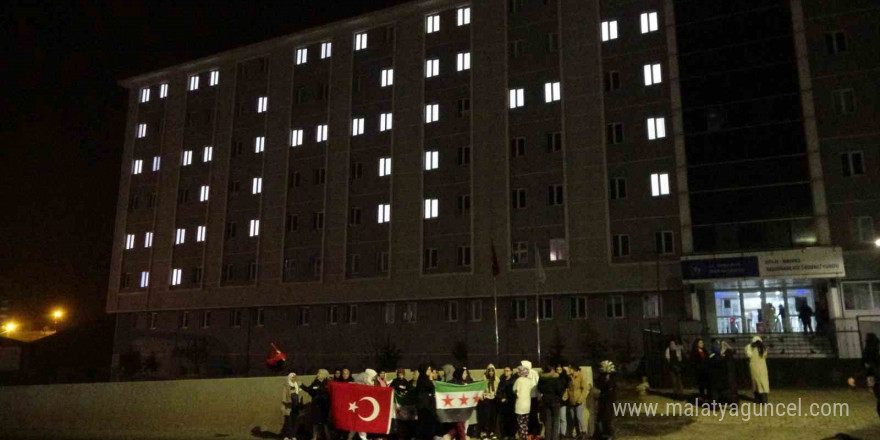 Bitlis’teki Suriyeli kız öğrenciler yurt ışıkları ile ‘Şam’ yazdı