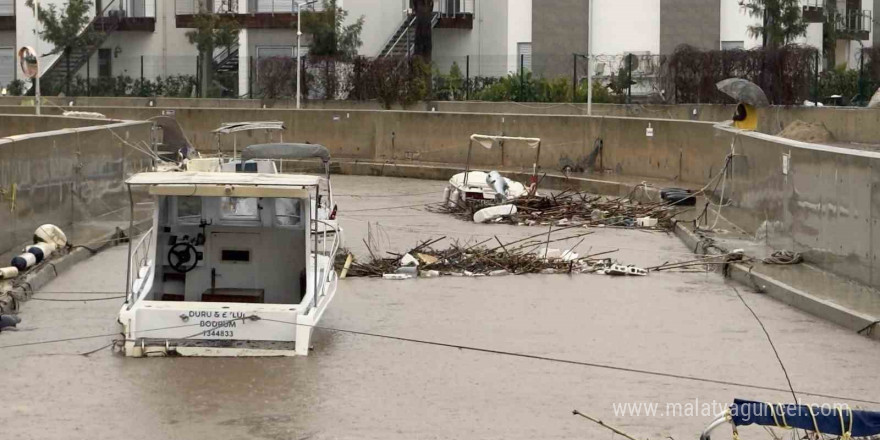 Bodrum sağanak yağmura teslim oldu