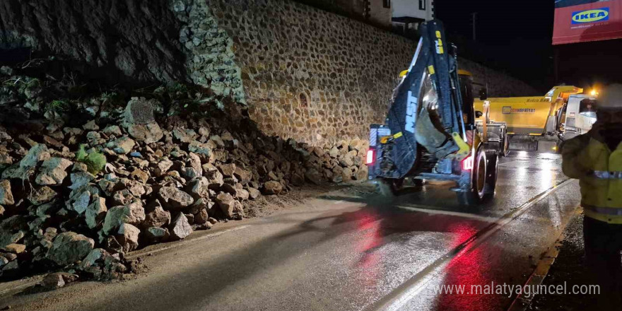 Bodrum’da istinat duvarı karayoluna çöktü