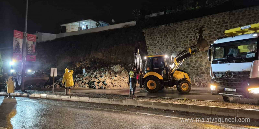 Bodrum’da istinat duvarı karayoluna çöktü