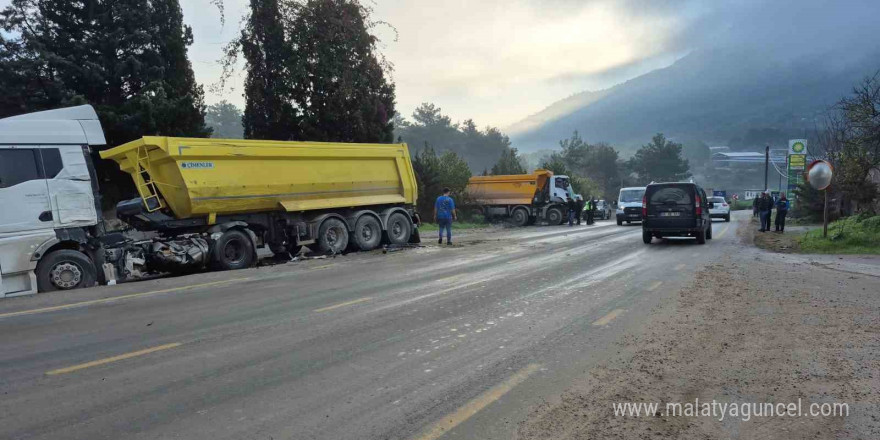 Bodrum’da kamyonlar çarpıştı: 1’i ağır 2 yaralı