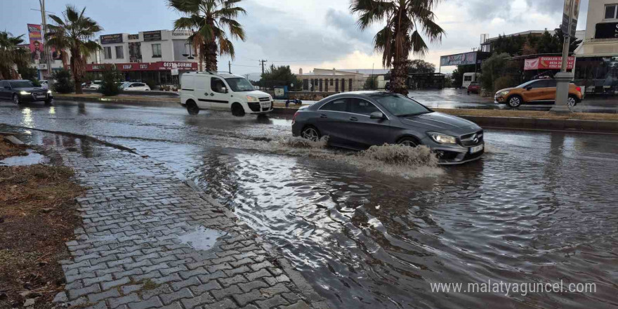 Bodrum’da sağanak yağış etkili oldu