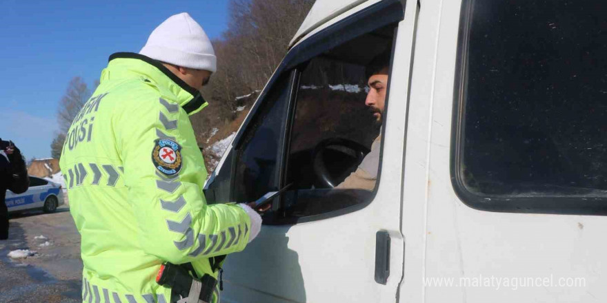 Bolu Dağı geçişinde kış lastiği denetimi