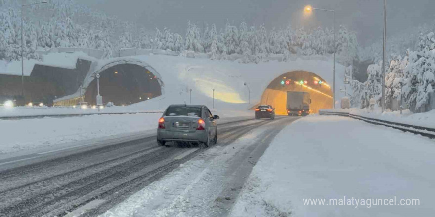 Bolu Dağı Tüneli ulaşıma açıldı: Kar yağışı devam ediyor