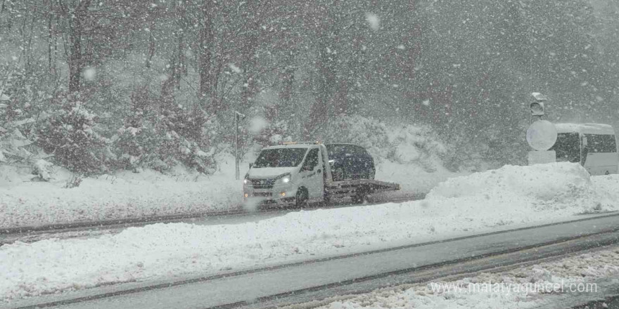 Bolu Dağı’nda kar yağışı etkili oluyor