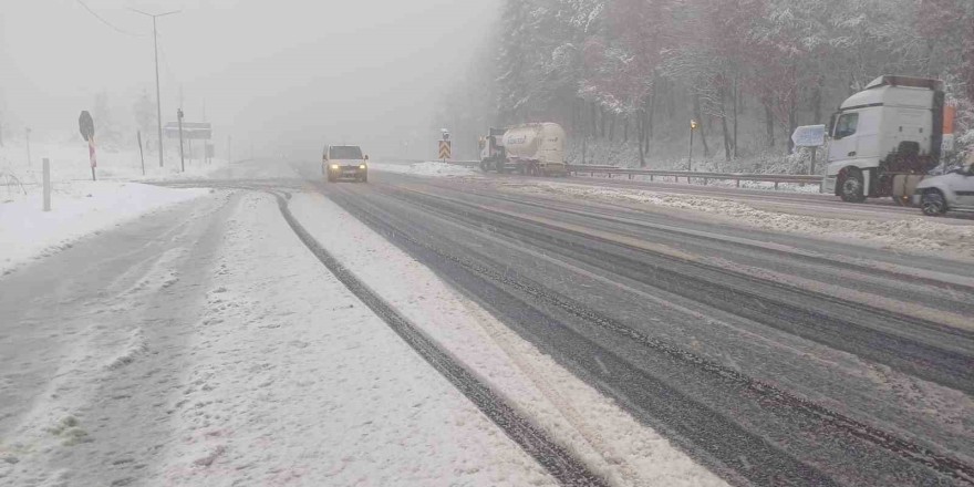 Bolu Dağı’nda kar yağışı ve sis etkili oluyor