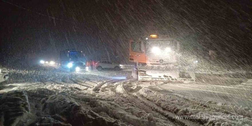 Bolu Dağı’nda trafiğe kar engeli: Yolda kalan araçlar için ekipler seferber oldu