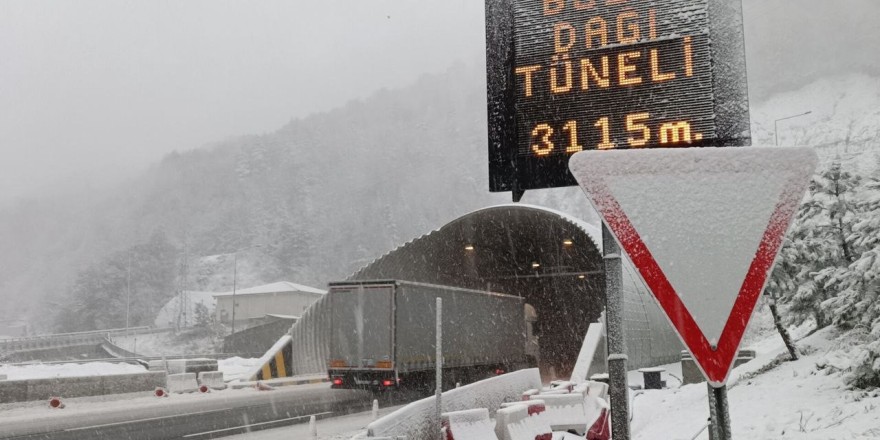 Bolu Dağı’nda yoğun kar yağışı etkili oluyor