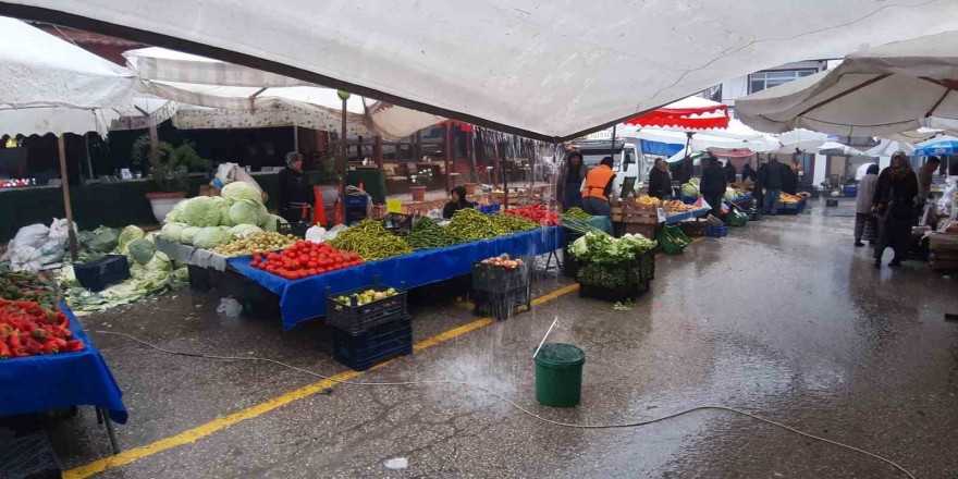 Bolu’da aniden bastıran yağmur hayatı olumsuz etkiledi