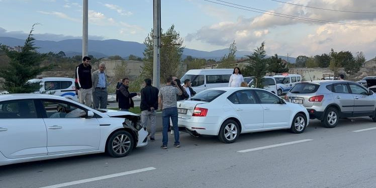 Bolu’da zincirleme kazada 4 araç birbirine girdi