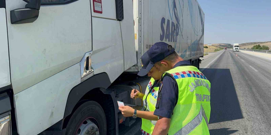 Bolvadin’de jandarma ekiplerinden asayiş ve trafik denetimi