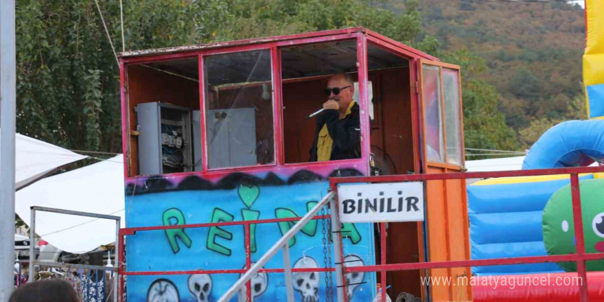 Borcuna karşılık aldığı lunaparkı panayır panayır gezerek işletiyor