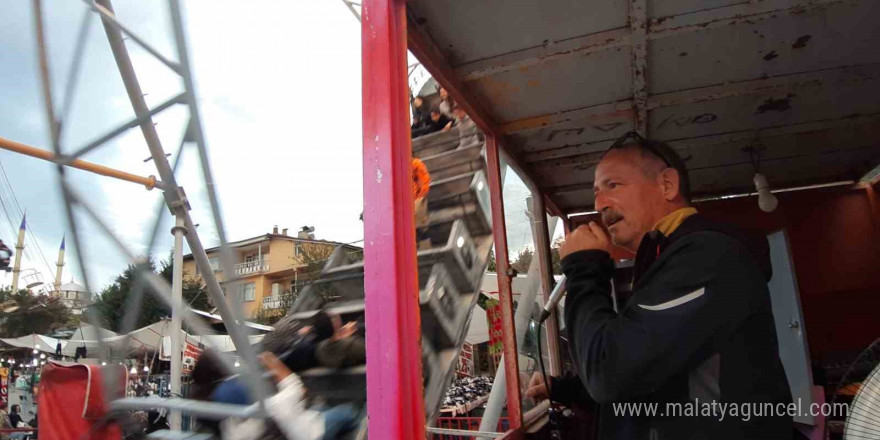 Borcuna karşılık aldığı lunaparkı panayır panayır gezerek işletiyor