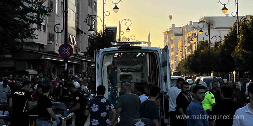 Boşanma aşamasındaki eşini, çocuğunun yanında öldürdü