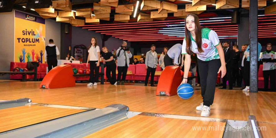 Bowlingde dereceye giren gençler ödüllendirildi