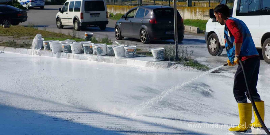 Boya kutuları yola saçıldı, yol beyaza boyandı