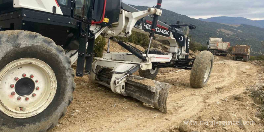 Bozdoğan’da üreticiler için arazi yolları düzenleniyor